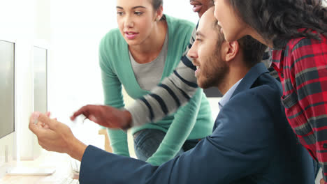 equipo de negocios creativos teniendo una reunión