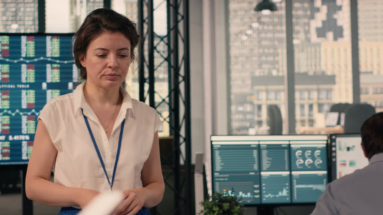 Ritratto di una donna che esamina la business intelligence e la dashboard di analisi