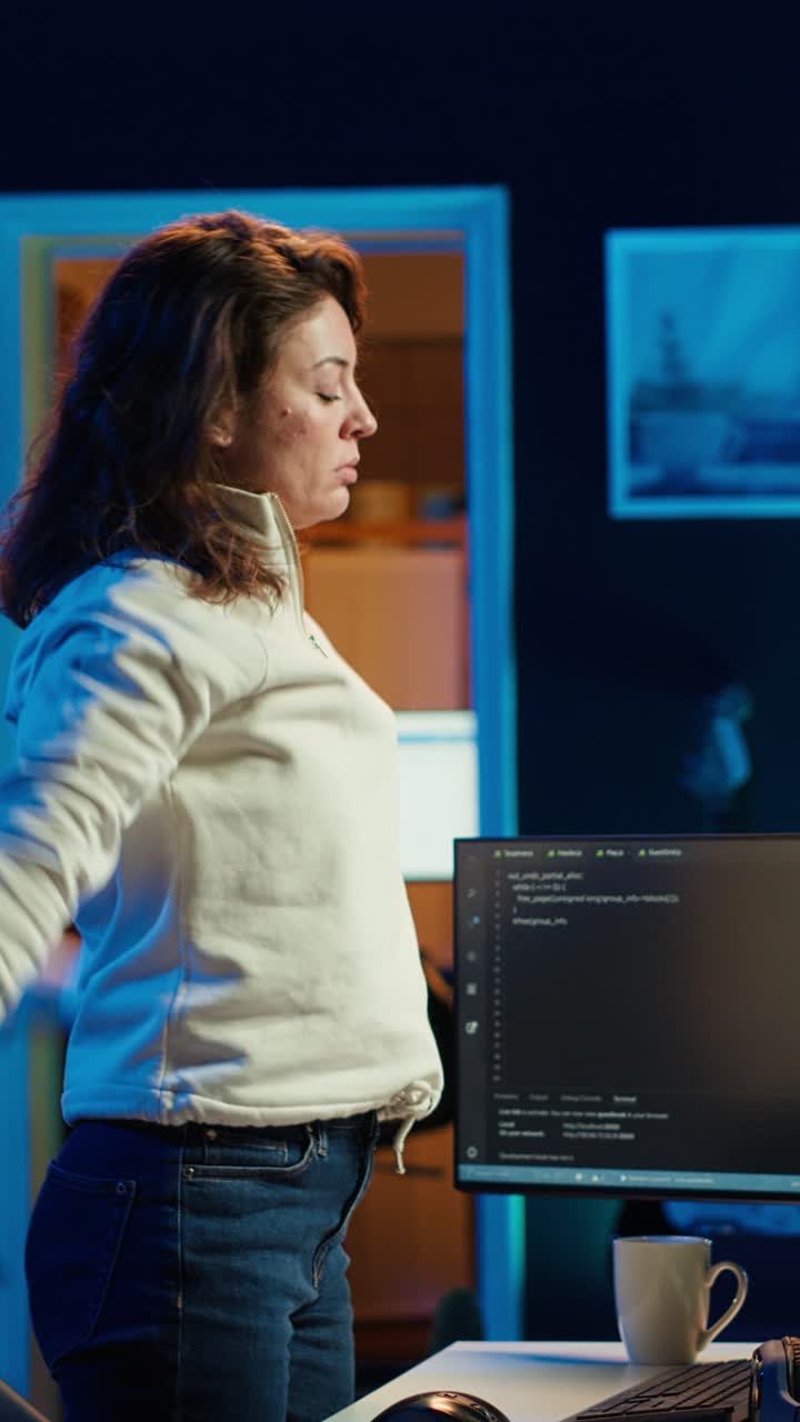 Programmatore di video verticali allunga gli arti dopo aver protetto i server aziendali da un virus