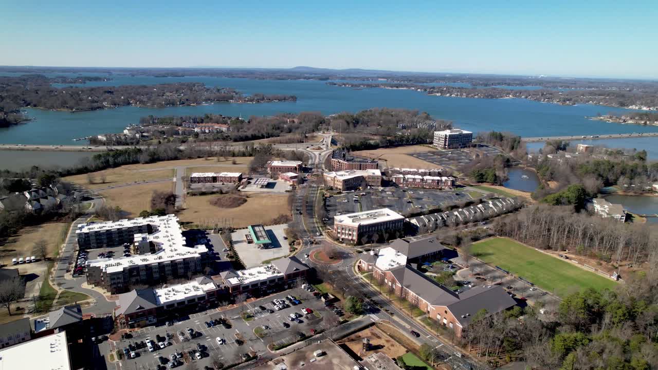 davidson nc, carolina del norte aerial con el lago norman nc en el fondo