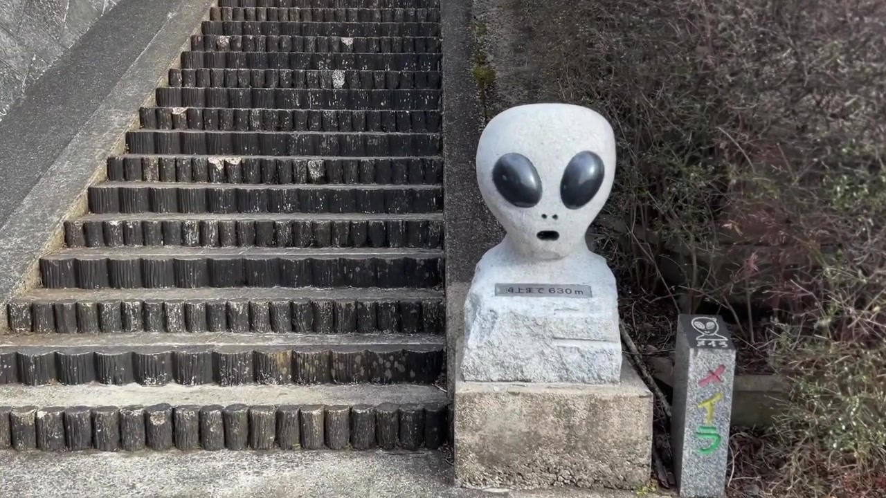 Giappone Fukushima Statua aliena UFO Città Scalinata