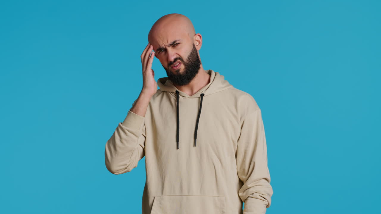 아랍 모델이 스튜디오에서 심각한 두통을 겪고 있습니다.