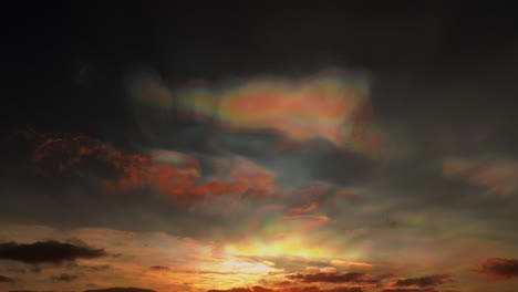 hermosos colores de nubes nacaradas en el crepúsculo - ancho