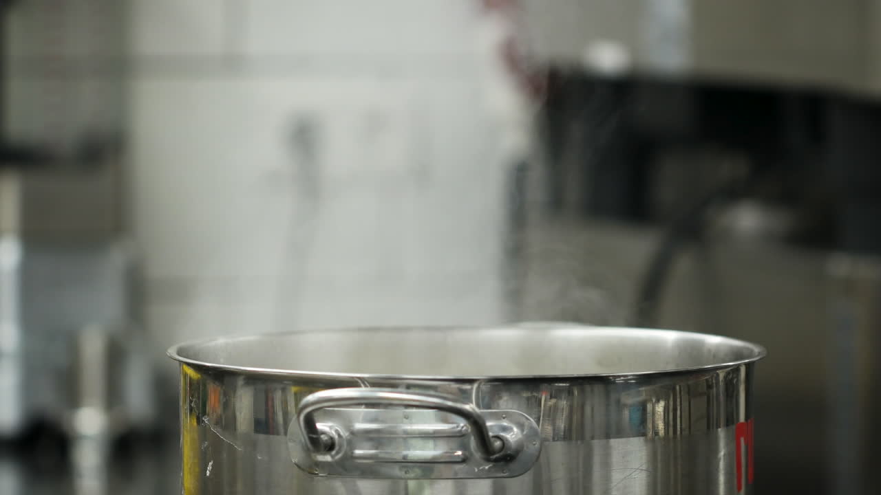 olla de vapor en una cocina comercial