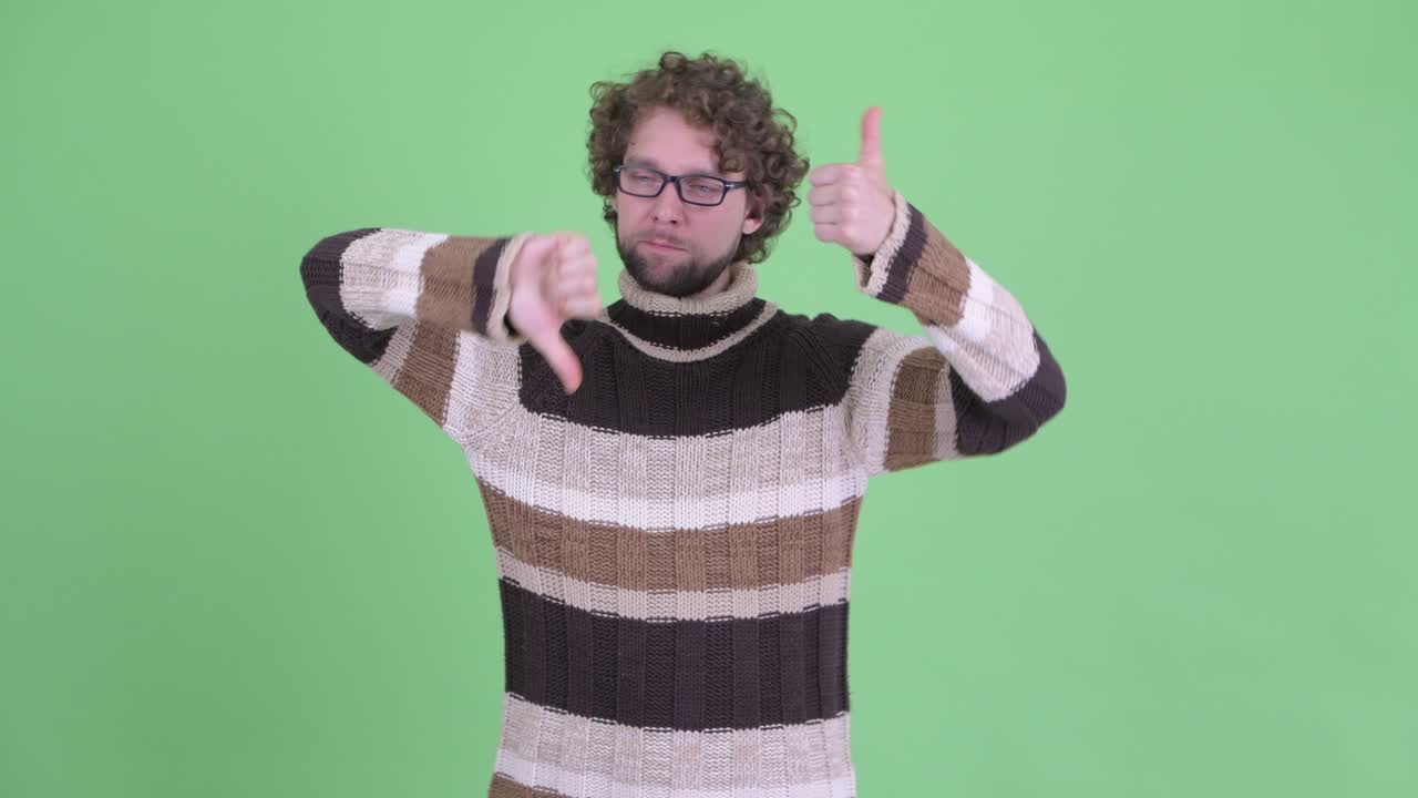 곱슬머리를 가진 젊은 잘생긴 수염이 있는 남자