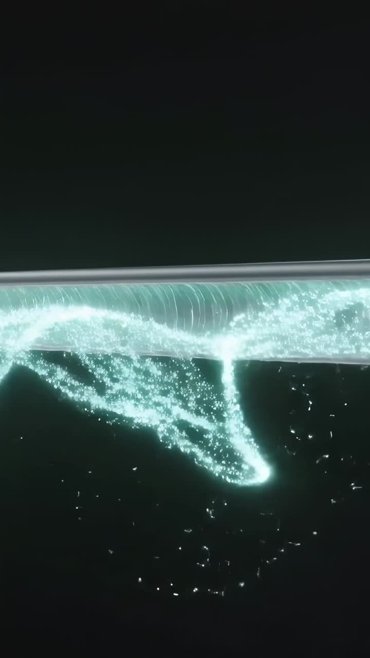 Energia blu luminosa che scorre attraverso un tubo trasparente