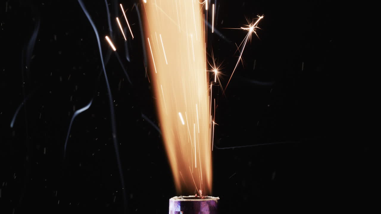 video de una antorcha con llama amarilla y chispas y copia del espacio sobre fondo negro