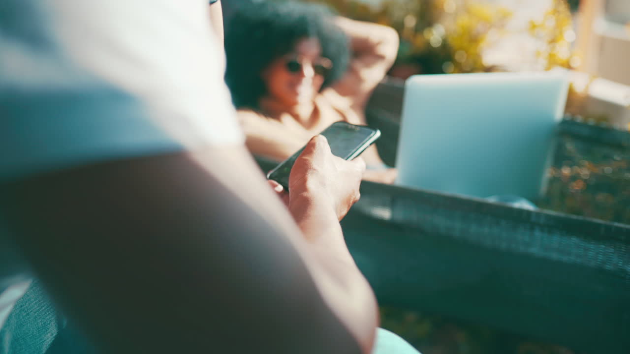 시간을 보내기 위해 온라인을 검색하는 것