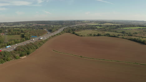 Toma-Aérea-Sobre-Tierras-Agrícolas-Hacia-La-Autopista-M25