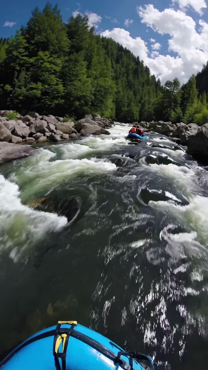 Emozionante video POV di rafting in acque bianche attraverso un fiume nella foresta, ripreso da un angolo basso