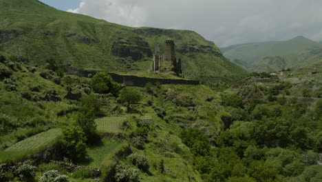 Fliegen-Sie-über-Die-üppigen-Grünen-Bäume-Im-Tal-Und-Die-Alten-Landwirtschaftlichen-Terrassen-Zur-Festung-Khertvisi-In-Georgia