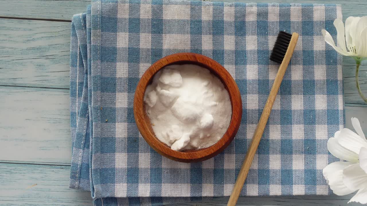bicarbonato de sodio y cepillo de dientes de madera para limpieza natural
