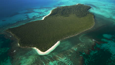 Brush-Island-Es-Un-Islote-Desierto-Fuera-De-La-Bahía-De-Kuto,-Isla-De-Pinos---Paso-Elevado-Aéreo