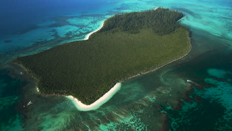 brush island es un islote desierto frente a la bahía de kuto, isla de pinos - paso elevado
