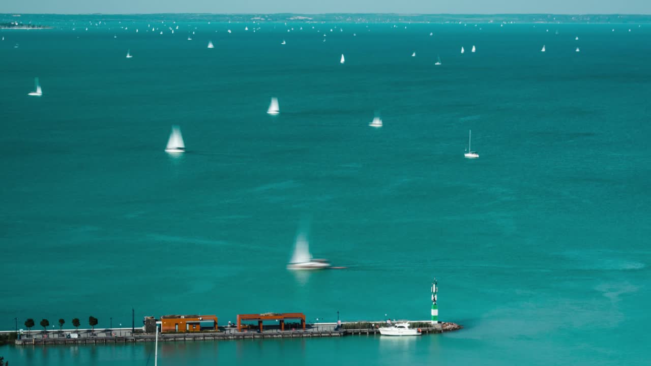 배들이 항해하는 발라톤 호수에서의 시간경과, 4k uhd