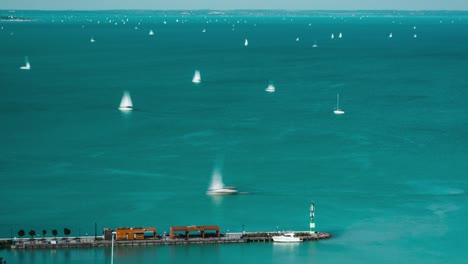 timelapse en el lago balaton con barcos navegando, 4k uhd