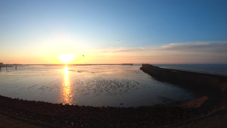 Imágenes-Aéreas-De-Drones-A-Vista-De-Pájaro-Al-Amanecer-Junto-Al-Océano,-De-Derecha-A-Izquierda