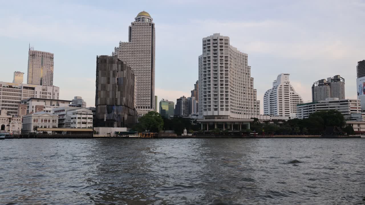 vista panorámica del horizonte urbano sobre el río