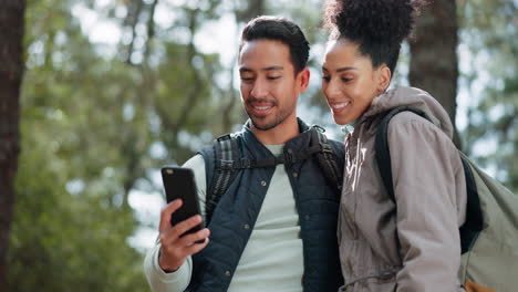 Senderismo,-Selfie-Y-Pareja-Joven-En-El-Bosque-Sonriendo