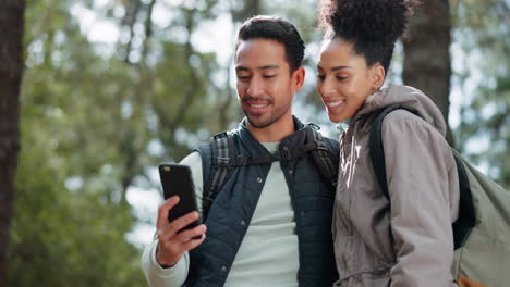 senderismo, selfie y una joven pareja en el bosque sonriendo