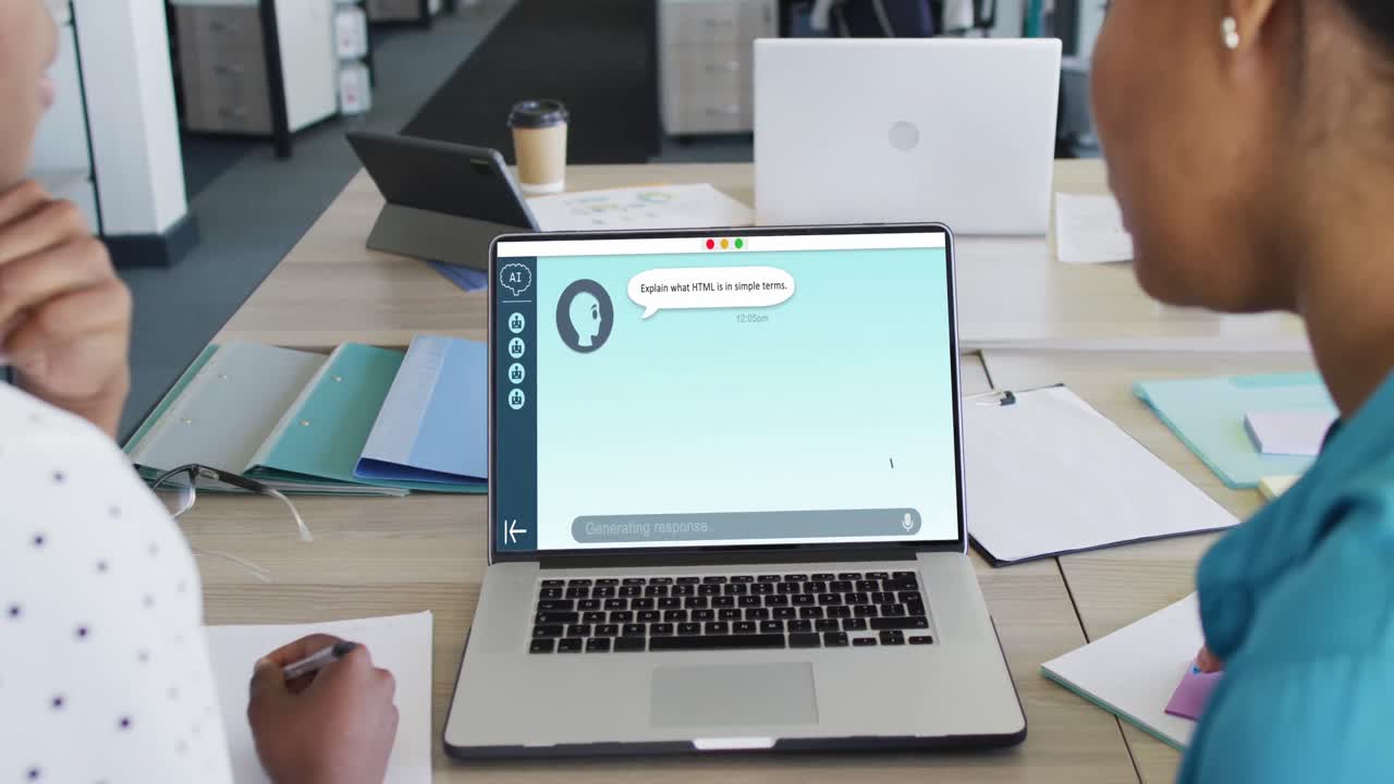 mujeres de negocios diversas en la oficina usando computadora con un chat de mensajería digital en la pantalla