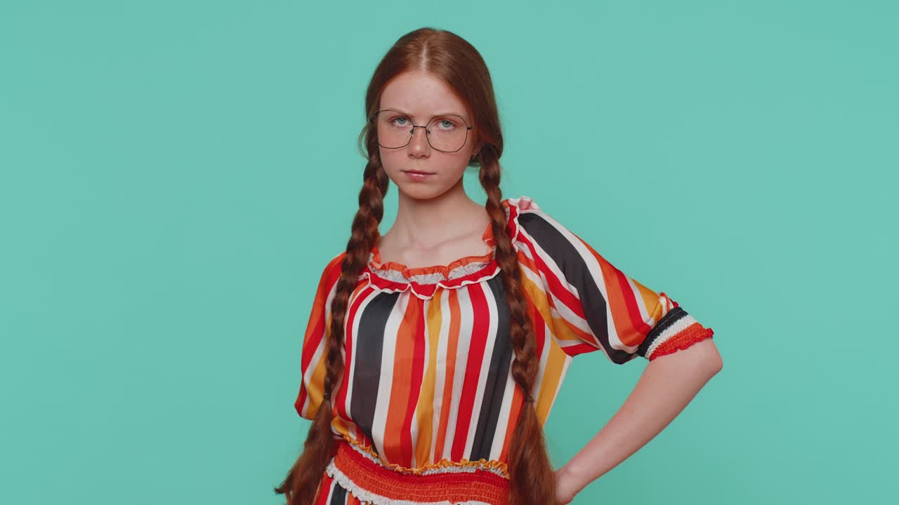 탐욕스럽고 탐욕스러운 공격적인 은 머리 소녀는 무화과 부정적인 몸짓을 보여줍니다. 탐욕스러워, 탐욕스럽게