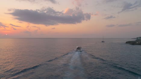 paseo en crucero al atardecer en la hora dorada