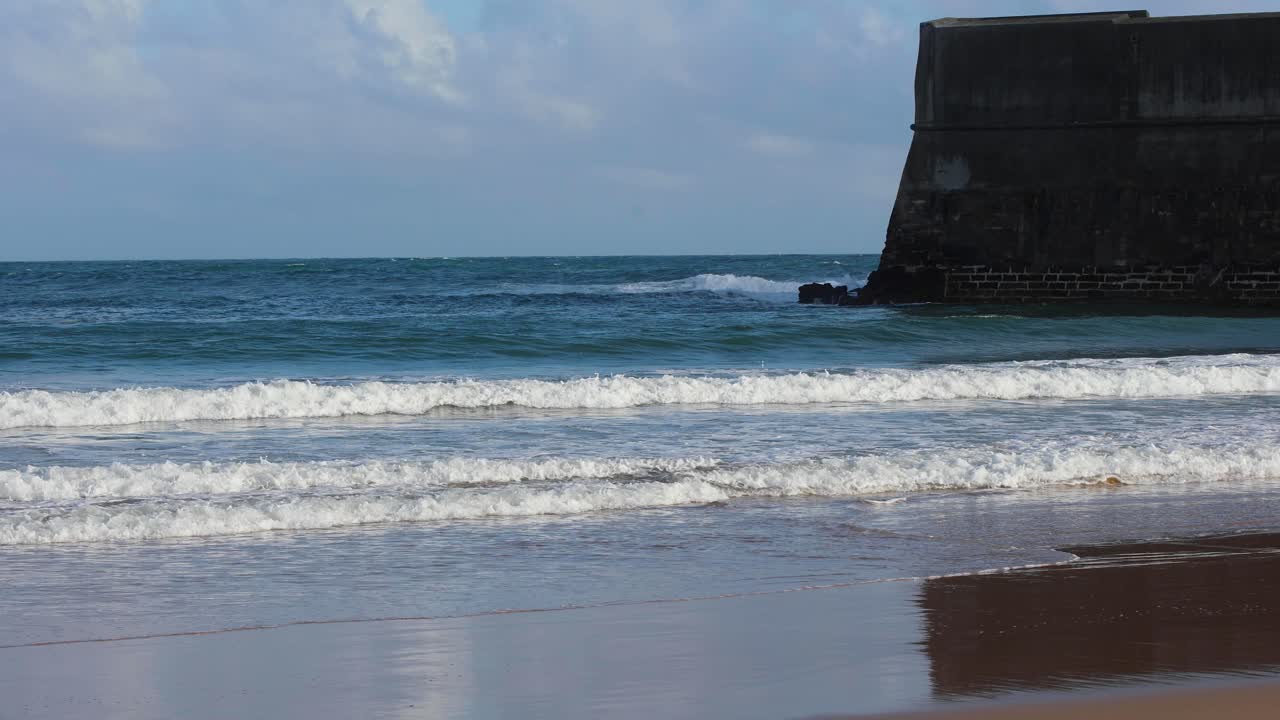 여름날 카르카벨로스, 카스카이스 해변에서 물과 파도로 떠나기