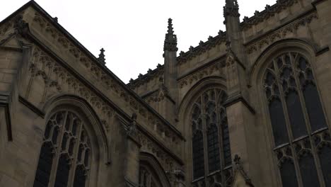 catedral ornamentada con vidrieras de colores toma panorámica