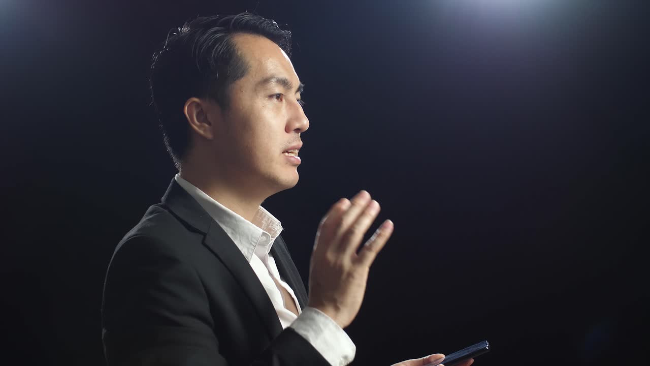 スマートフォンで話すビジネスマン。