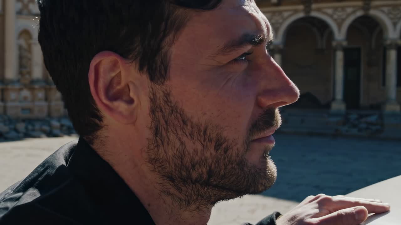 hombre observando el edificio dañado