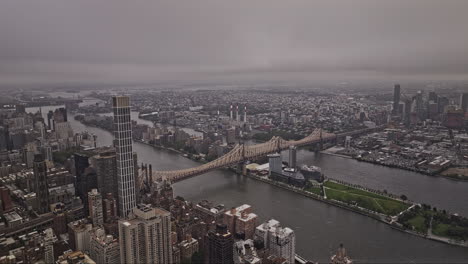 NYC-New-York-Luftaufnahme-V456-Überflug-Manhattan-Mit-Aufnahme-Der-Queensboro-Bridge-über-Dem-East-River-Und-Roosevelt-Island,-Stadtbild-Von-Queens-In-Wolken-Und-Nebel-Gehüllt-–-Aufgenommen-Mit-Mavic-3-Pro-Cine-–-September-2023