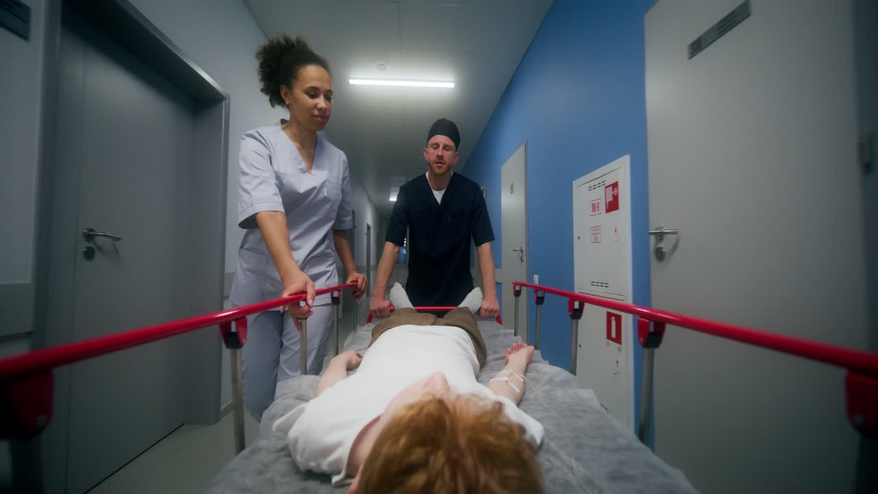 Hospitalspersonale flytter patient på båre