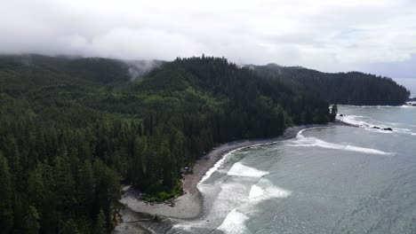 imágenes aéreas panorámicas sobre la playa de sombrio en la prístina costa oeste de la isla de vancouver, canadá