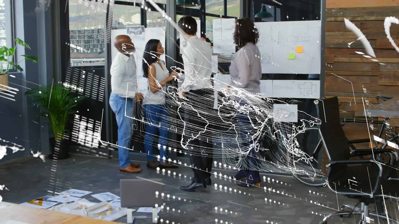 animación del procesamiento de datos financieros sobre diversas personas de negocios