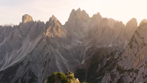 Toma-Cinematográfica-De-Establecimiento-De-La-Cordillera-Del-Grupo-Cadini-En-Los-Dolomitas-Italianos