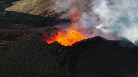 vista aérea de cerca de la erupción volcánica en litli-hrutur, islandia, con lava y humo saliendo