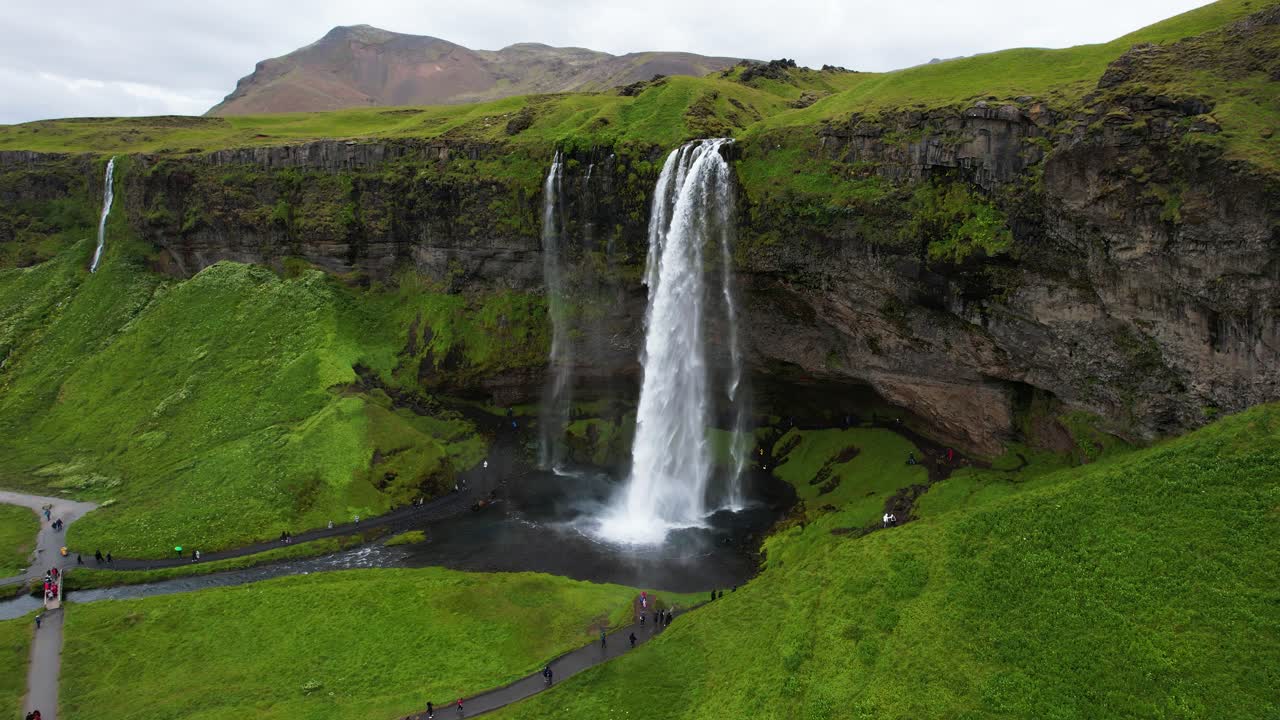 vista estática del establecimiento de fuertes cascadas blancas de agua de la cascada de seljalandsfoss