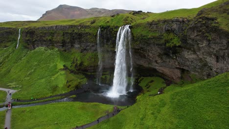 Vista-Estática-De-Fuertes-Cascadas-Blancas-De-Agua-De-La-Cascada-Seljalandsfoss