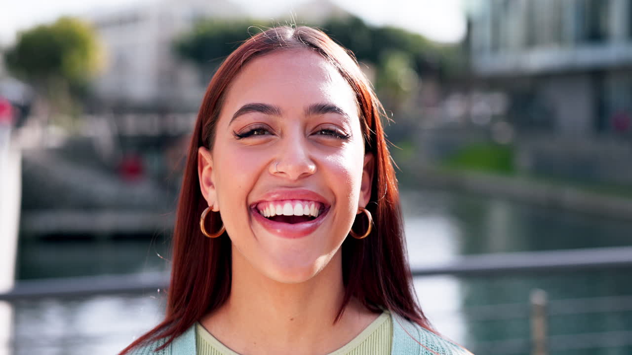mujer joven, cara y sonrisa en el puerto