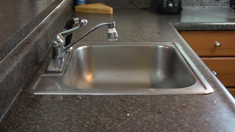 toma de un fregadero de cocina vacío