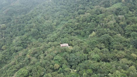 El-Dron-Recorre-Lentamente-Y-Gira-En-Círculos-Sobre-Una-Casa-Solitaria-Rodeada-Por-Los-Densos-Suelos-Boscosos-De-Las-Montañas-De-Sierra-Nevada-En-Colombia.