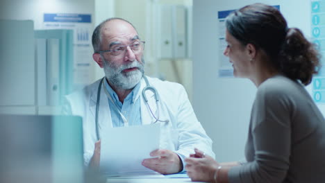 el médico discutiendo los registros médicos con el paciente