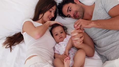 padres amorosos jugando con su bebé