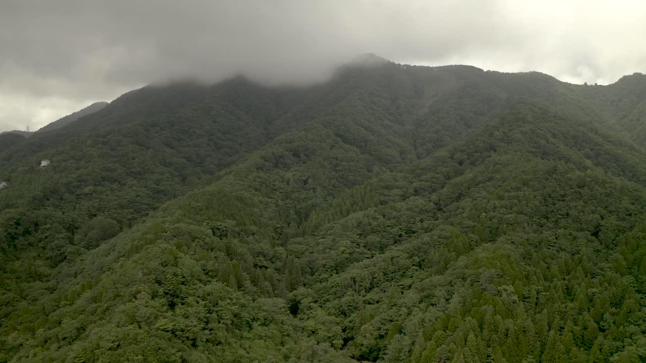 antena de drones sobre el lago yamanaka y el monte fuji, japón, asia
