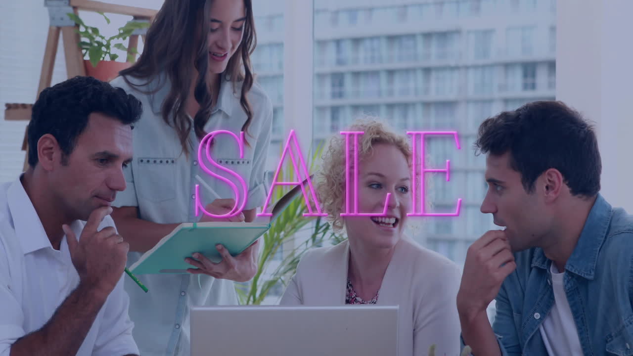 다양한 비즈니스 팀이 사무실에서 논의하는 판매 텍스트 애니메이션