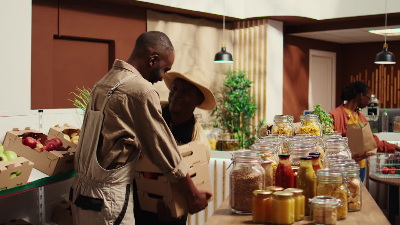 agricultor local que trae productos recién cosechados al vendedor