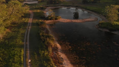 Vuelo-Aéreo-Mujer-Con-Bicicleta-En-La-Naturaleza