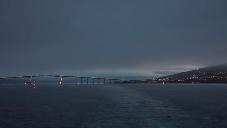 Zeitraffer,-Segeln-Von-Tromsø,-Norwegen,-Brücke-Und-Wasserstraße-In-Der-Dämmerung-Der-Weißen-Nächte