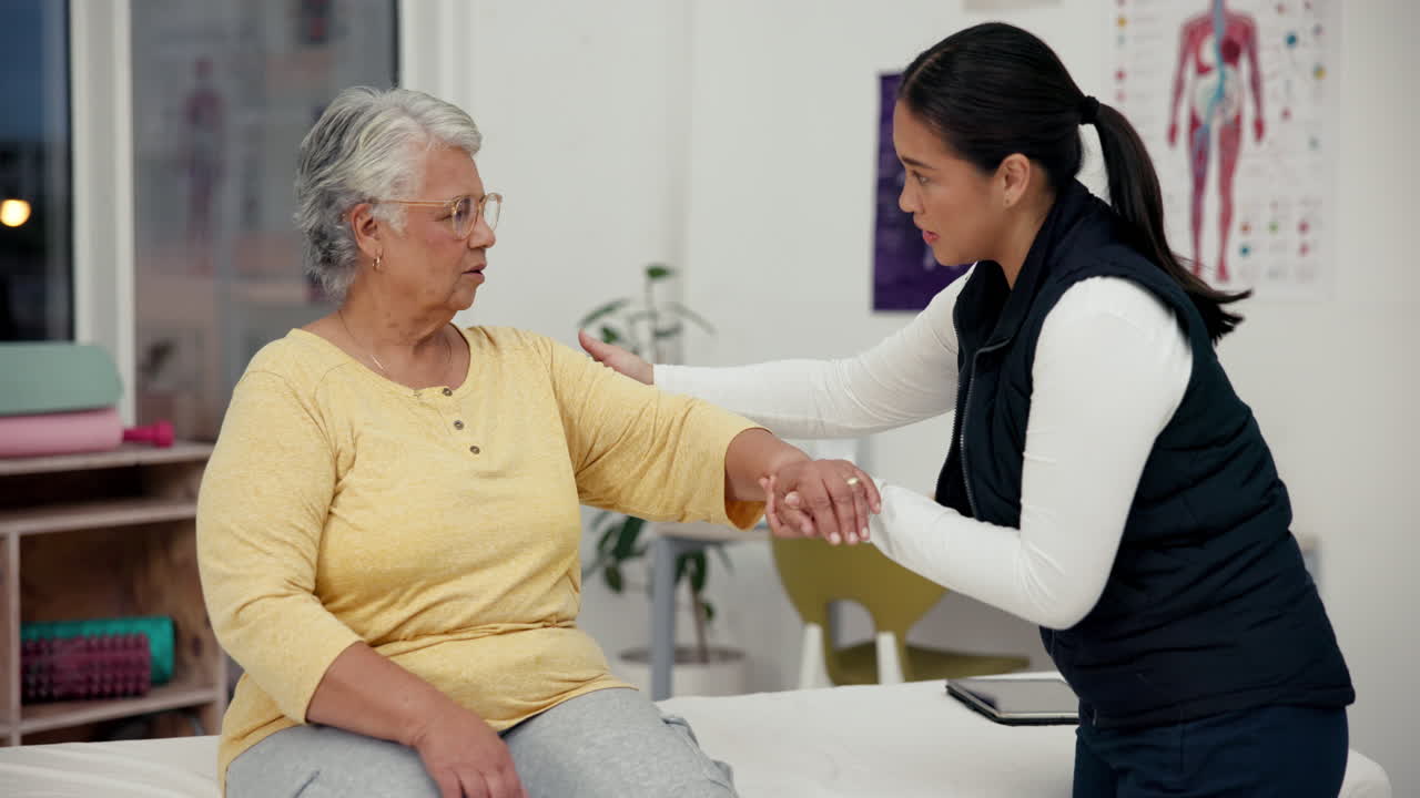 mujer anciana que recibe fisioterapia